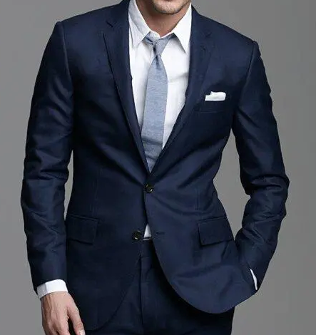 西裝只扣一?？圩?/></p><p>&nbsp; &nbsp; &nbsp; 單排一扣一，一般休閑西裝比較多，個別會用于禮服西裝，比較適合身材比較好的朋友，矮小體型的還可以拉長身型。</p><p>&nbsp; &nbsp; &nbsp; 單排二扣一，相對適用的場合比較多，也是非常經典的扣型，第一次定制西服的紅薯寶寶比較推薦。</p><p>&nbsp; &nbsp; &nbsp; 單排三扣一，最上方一例扣，一般為裝飾扣，意式西服采用較多。</p><p>&nbsp; &nbsp; &nbsp; 為什么西裝的最后一顆扣子為什么不要扣為什么西裝最后一顆扣子不扣，關于這個禮儀故事的傳說有很多種，有人說這起源于20世紀初的英國國王愛德華七世。他的體型偏胖，穿著正裝時最后的扣子實在系不上，尤其是盡情用餐后的開懷大笑總會崩掉扣子，于是他決定不系，既舒服又美觀。當時很多老百姓看到國王這樣很是與眾不同，也就學著那樣不系最后一顆扣子，這個禮儀習慣也延續至今。還有人說是因為西裝禮儀成型于16世紀，那時的男人還是利用馬駒當作交通工具。穿”下裝系上所有扣子會很拘謹，不方便起碼也容易將下擺崩開，干脆就不系最下面那顆了。久而久之人們發現這樣也很美觀，于是將它作為習慣與傳統延續至今。</p><p><br/></p></div>

<!--點贊開始-->
<div   class=